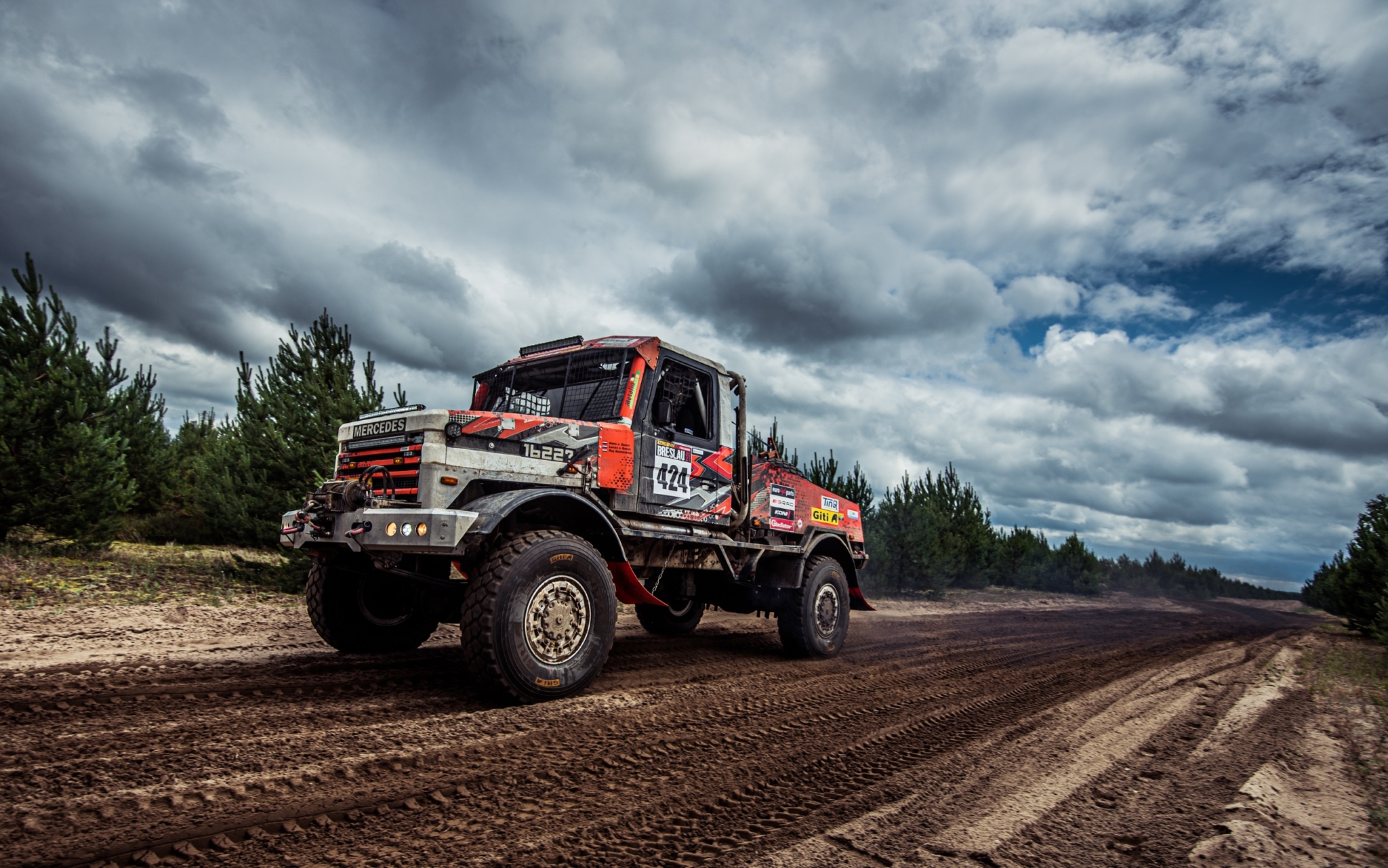 Giti-sponsored truck team Holten completes Rallye Breslau