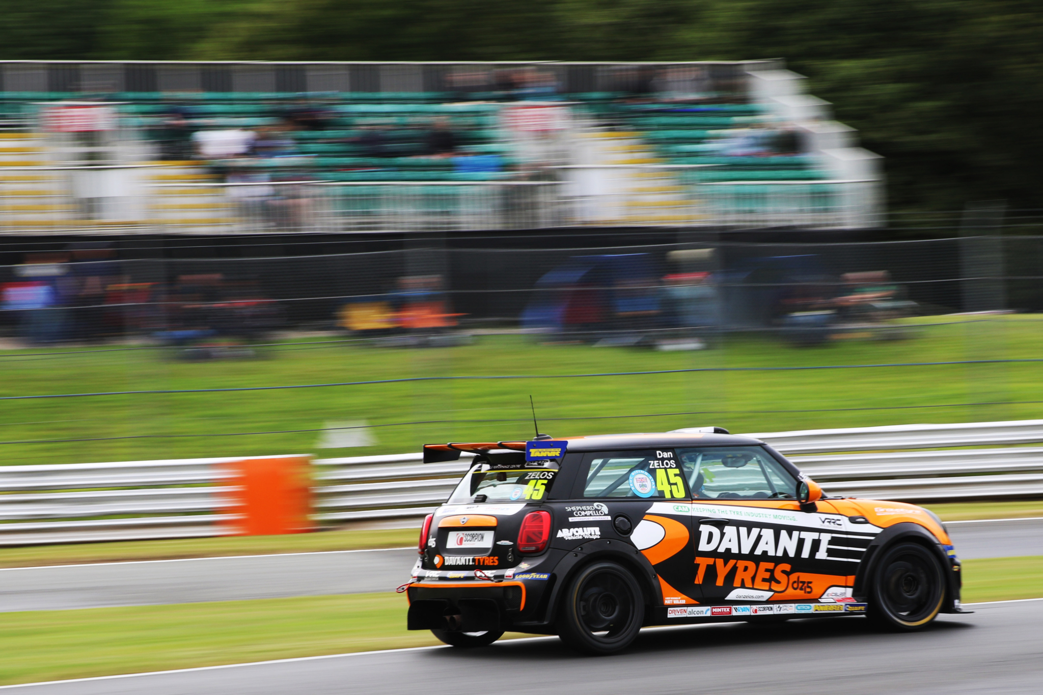 Red flag halts Davanti Tyres-backed Zelos charge at Oulton Park
