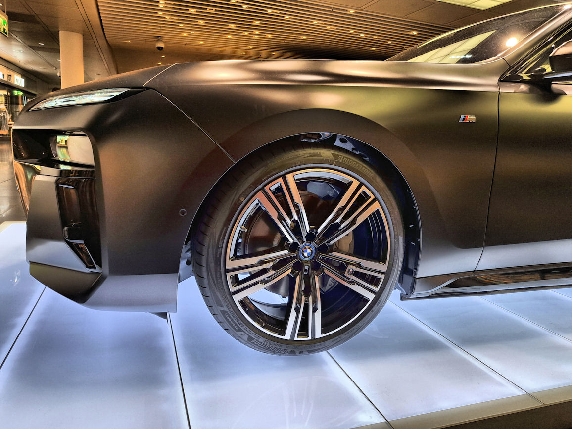Bridgestone, Pirelli standard on top-spec BMW i7