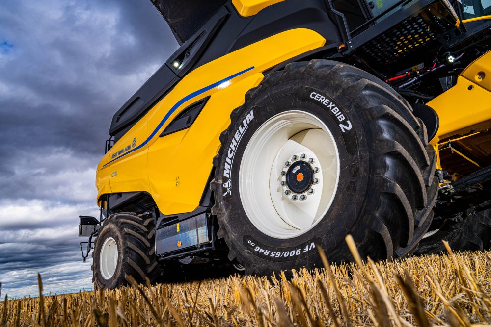 New Holland’s CR11 combine harvester to be fitted with specially-designed Michelin CerexBib 2 tyres